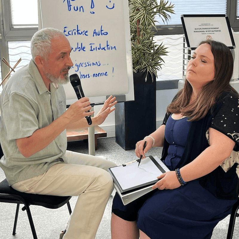 Photo d'une démonstration avec Olivier Lockert pendant une formation d'hypnose à Paris